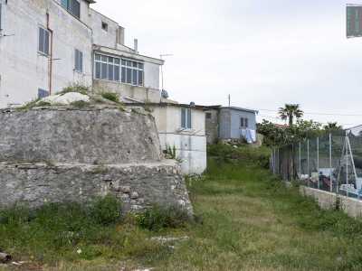 Mentre di fronte al mare si ergono delle piccole case un po� �abbattute�...